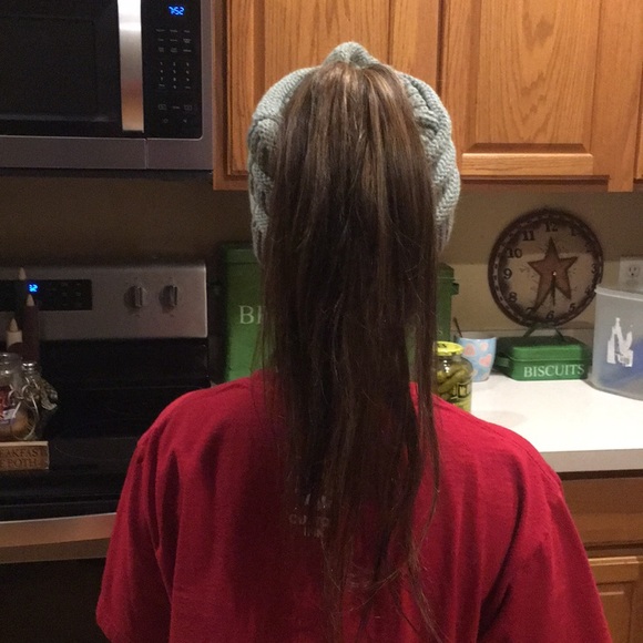 Women’s sage ponytail beanie never worn just model - Picture 2 of 9
